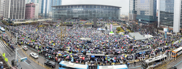 1일 부산역 광장에서 세이브코리아 주최로 열린 