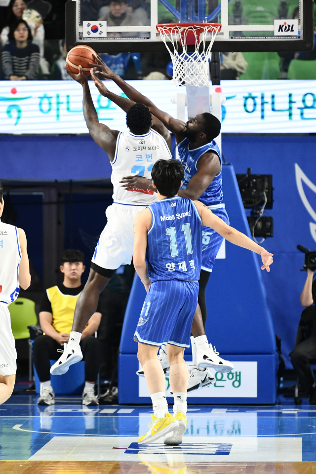 대구 한국가스공사 페가수스의 유슈 은도예가 2일 대구체육관에서 열린 2024-2025 KBL 4라운드 서울 삼성 썬더스와의 경기에 출전해 코피 코번의 골밑슛을 저지하고 있다. KBL 제공