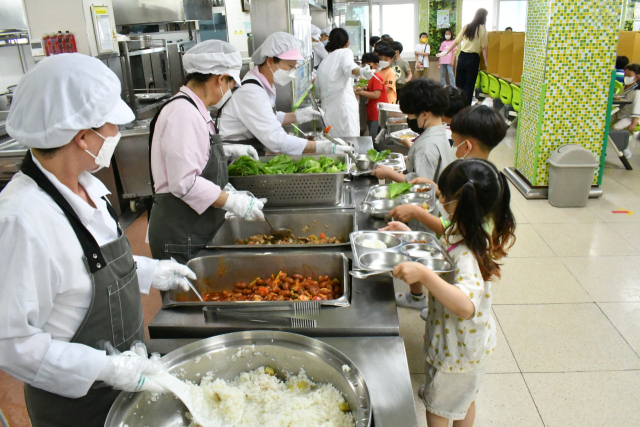 경북지역 한 한교에서 학생들이 급식을 받고 있다. 경북교육청 체육건강과는 학교 급식의 안정적인 운영을 위해 다양한 평가와 제도를 운영 중이다. 경북교육청 제공