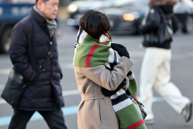 절기상 입춘인 3일 오전 서울 세종대로 사거리에서 시민들이 길을 건너고 있다. 연합뉴스