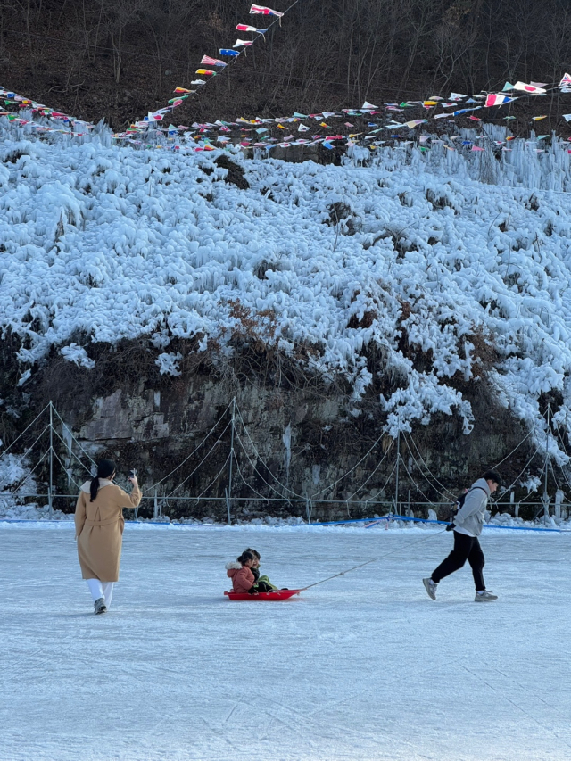 경북 의성군 신평면 중율2리 마을에서 직접 운영하고 있는 옛날 방식의 논 썰매장에서 방문객들이 즐겁게 얼음 썰매를 즐기고 있다. 김영진 기자