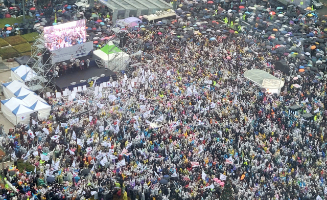 1일 부산역광장에서 열린 윤석열 대통령 탄핵 반대와 석방을 촉구하는 집회에 비가 오는 날씨에도 불구하고 사상 최대의 시민들이 몰려 크게 주목을 받았다. 연합뉴스