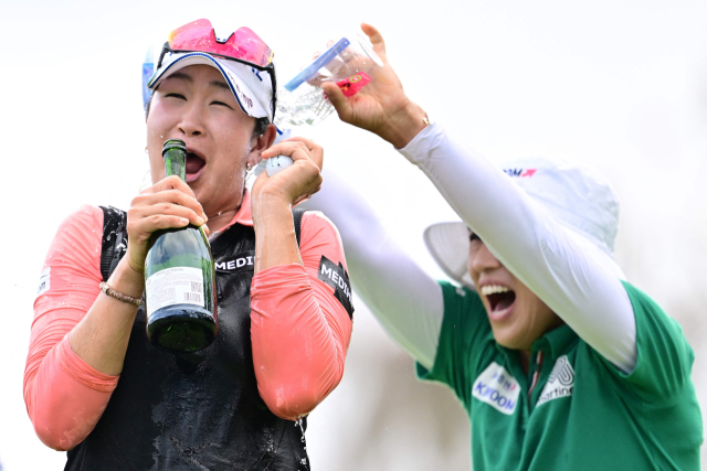 3일 열린 LPGA 투어 힐턴 그랜드 배케이션스 토너먼트 오브 챔피언스 마지막 라운드에서 김아림(왼쪽)의 우승이 확정된 뒤 양희영으로부터 축하의 물세례를 받고 있다. 연합뉴스