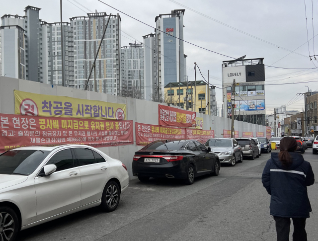 2일 오전 매각이 추진되고 있는 대구 동구 신암동 부동산 프로젝트파이낸싱(PF) 사업장의 철제 펜스에 서로 다른 내용의 현수막 수십 개가 붙어 있다. 구민수 기자