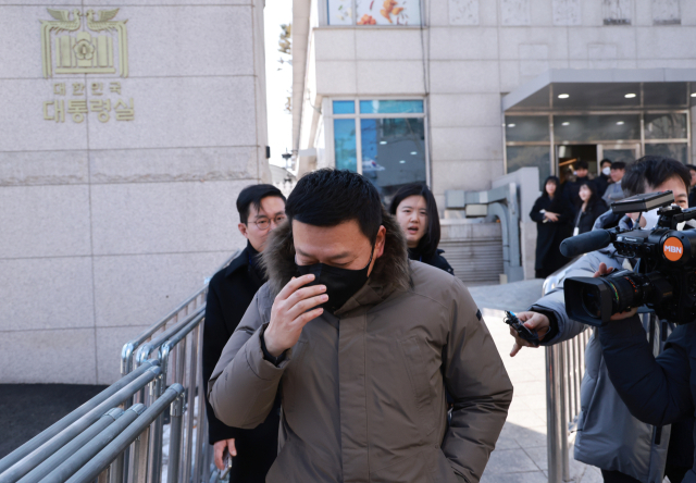 경찰이 윤석열 대통령 체포영장 집행 저지 혐의와 관련해 대통령경호처에 대한 압수수색을 시도한 3일 서울 용산 대통령실 민원실에서 경찰 관계자가 나오고 있다. 연합뉴스