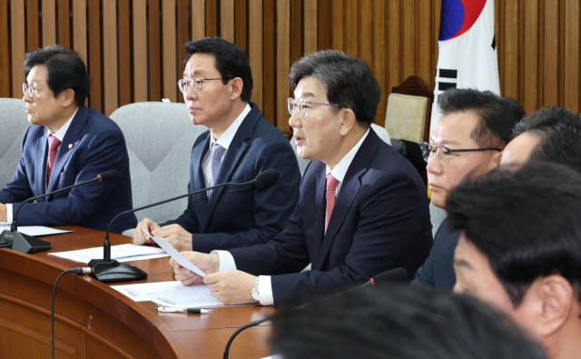 국민의힘 권성동 원내대표(가운데)가 4일 국회에서 열린 원내대책회의에서 발언하고 있다. 연합뉴스