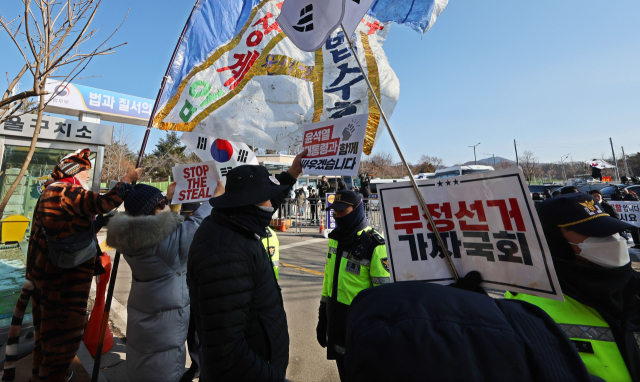 3일 오전 경기도 의왕시 서울구치소 앞에서 윤석열 대통령 지지자들이 구호를 외치고 있다. 연합뉴스