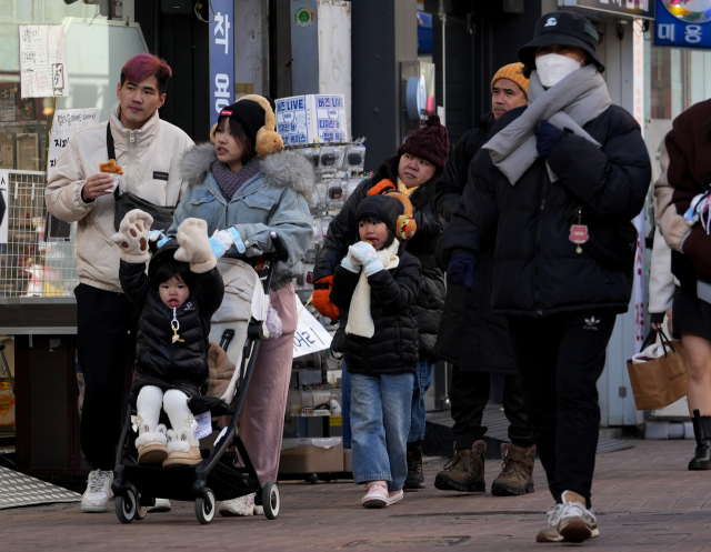 대구 아침 최저기온이 -8℃까지 내려가며 한파주의보가 발효된 지난 4일 중구 동성로에서 두꺼운 외투를 입은 외국인 관광객들이 발걸음을 옮기고 있다. 대구기상청은 이번 주 내내 아침 최저기온이 영하권에 머무르는 한파가 계속될 것으로 예상했다. 김영진 기자 kyjmaeil@imaeil.com