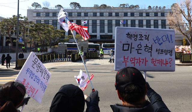 헌법재판소가 최상목 대통령 권한대행의 마은혁 재판관 후보자 불임명 관련 권한쟁의·헌법소원 심판 선고를 연기한 3일 오후 서울 종로구 헌법재판소 앞에서 윤석열 대통령 지지자들이 집회를 하고 있다. 헌재는 우원식 국회의장이 낸 권한쟁의심판의 변론을 재개해 오는 10일 오후 2시에 변론을 진행하고 김정환 변호사가 낸 헌법소원 심판 선고는 무기한 연기했다. 연합뉴스