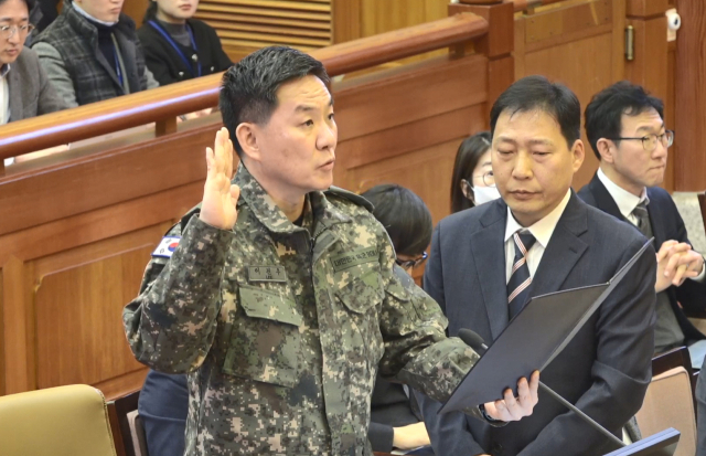 이진우 전 육군 수도방위사령관이 4일 서울 종로구 헌법재판소에서 열린 윤석열 대통령 탄핵심판 5차 변론기일에서 증인 선서를 하고 있다. 연합뉴스