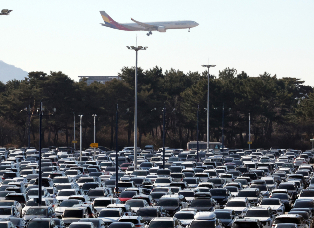 설 명절 연휴를 앞둔 23일 오후 인천국제공항 제1여객터미널 장기주차장이 이용객 차량으로 꽉 차 있다. 연합뉴스