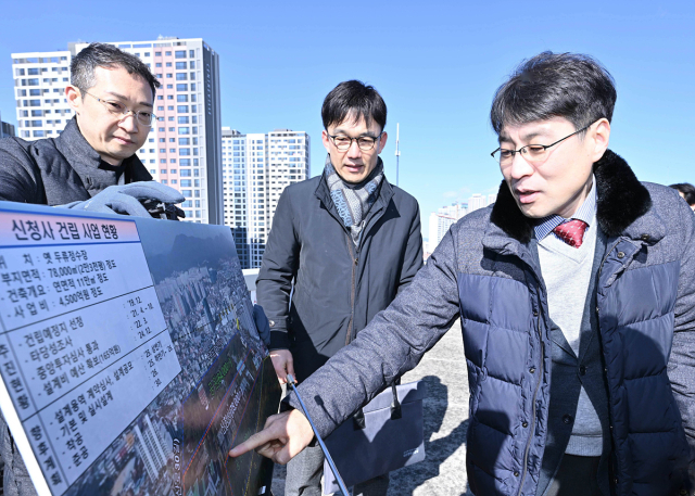 김정기 대구시 행정부시장은 4일 대구 달서구 일원의 대구시청 신청사 건립 예정 부지를 찾아 진행 상황을 집중 점검하고 향후 행정 절차 등을 논의했다. 대구시 제공