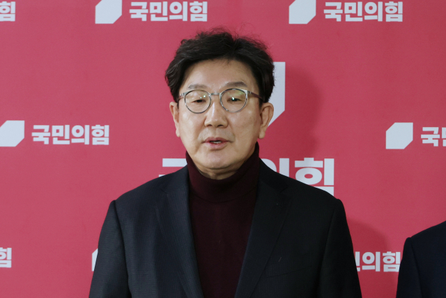 국민의힘 권성동 원내대표가 5일 국회에서 추경 관련 여야 협상 등 현안에 대한 입장을 밝히고 있다. 연합뉴스