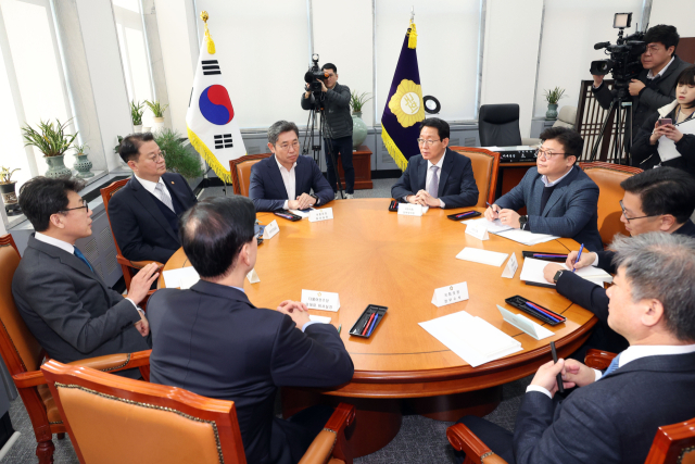 4일 오전 서울 여의도 국회에서 국민의힘 김상훈 정책위의장과 더불어민주당 진성준 정책위의장, 방기선 국무조정실장, 조오섭 국회의장 비서실장 등이 참석한 가운데 국정협의체 실무협의가 열리고 있다. 연합뉴스