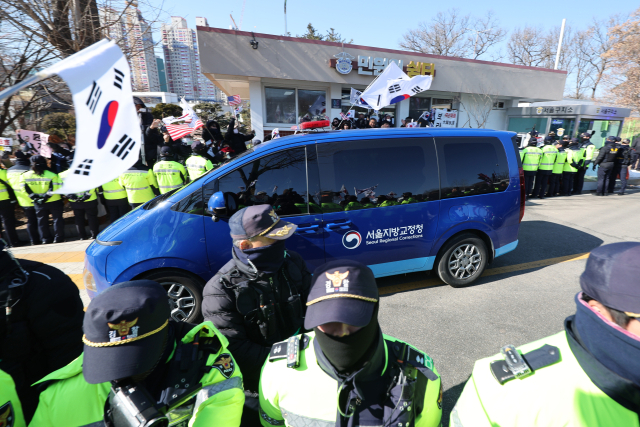 윤석열 대통령에 대한 헌법재판소 탄핵심판 5차 변론이 열린 4일 오후 경기 의왕시 서울구치소에서 윤 대통령이 탑승한 호송차량이 헌재를 향해 이동하고 있다. 연합뉴스