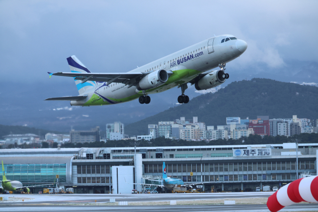 제주도 전역에 강풍과 폭설이 몰아친 4일 오전 제주공항 활주로에서 항공기가 이륙하고 있다. 연합뉴스