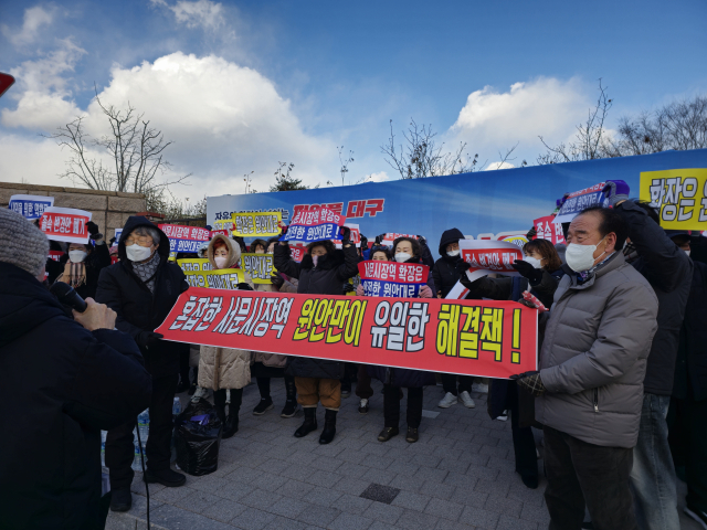 7일 대구 서문시장 동산상가 상인 70여명은 대구시 산격청사 앞에서 서문시장역 확장공사 원안 추진을 촉구하는 집회를 열었다. 김지효 기자