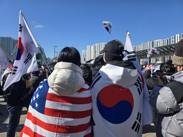 윤석열 대통령 탄핵 반대 집회에 참여하기 위해 부산에서 올라온 강모(34) 씨와 그의 여자친구. 박성현 기자