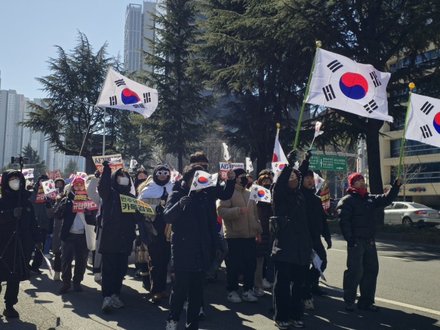 이날 동대구역 집회에 앞서 오전 11시쯤 대구 수성구 범어네거리에서는 대통령 탄핵을 반대하는 시민들의 거리행진이 진행됐다. 김지효 기자