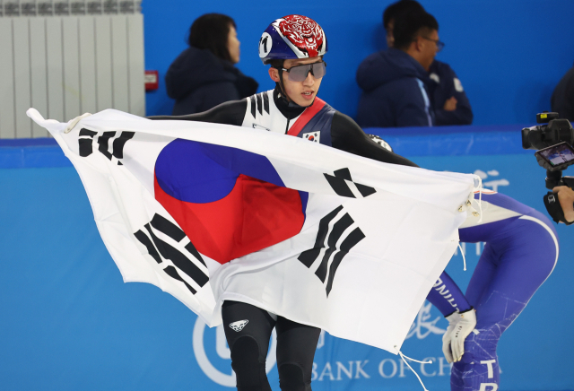 8일 중국 하얼빈 헤이룽장 빙상훈련센터 다목적홀에서 열린 하얼빈 동계아시안게임 쇼트트랙 남자 1,500m 결승에서 박지원이 금메달을 따낸 뒤 기뻐하고 있다. 연합뉴스