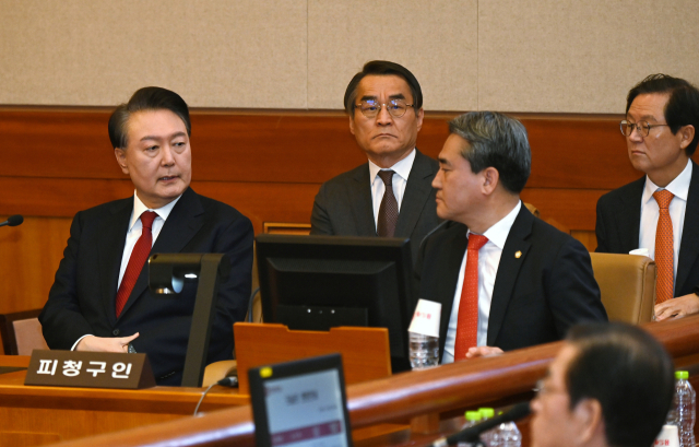 윤석열 대통령 탄핵심판 6차 변론이 열린 6일 서울 종로구 헌법재판소 대심판정에 윤 대통령이 변호인단과 대화하고 있다. 연합뉴스