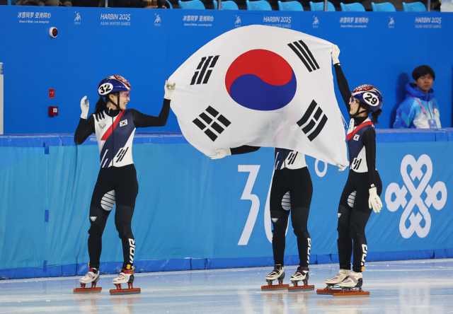 8일 중국 하얼빈 헤이룽장 빙상훈련센터 다목적홀에서 열린 하얼빈 동계아시안게임 쇼트트랙 여자 500m 결승에서 금메달을 획득한 최민정, 은메달을 획득한 김길리, 동메달을 획득한 이소연이 태극기를 들고 세리머니를 하고 있다. 연합뉴스