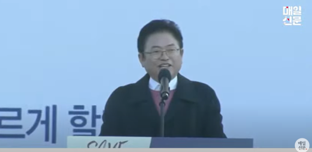 이철우 경북도지사가 8일 오후 대구 동구 신암동 동대구역 광장에서 열린 세이브코리아 주최 국가비상기도회에 참석해 애국가 1절을 부르고 있다. 매일신문 유튜브 TV매일신문 캡쳐.