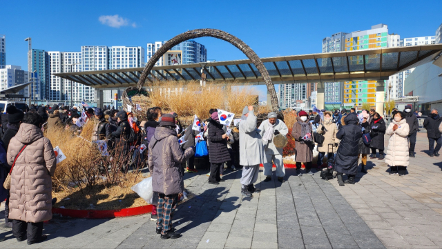 8일 오전 동대구역 광장에 모인 시민들이 꽹과리 연주에 맞춰 구호를 외치고 있다. 남정운 기자