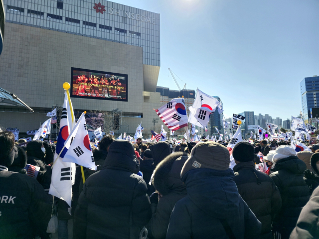 8일 오후 동대구역 광장에서 열린 탄핵 반대 집회 참가자들. 김지효 기자