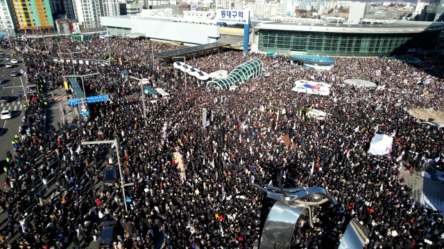 메인 광장의 면적은 약 1만5,000㎡에 달했으며, 중심부에는 1㎡당 6~7명이 조밀하게 서 있는 모습이 포착됐다. 이를 토대로 메인 광장 내 인원만 약 9만7,500명에 이르는 것으로 추산됐다. 김영진 기자