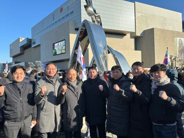 추경호 국민의힘 의원(대구 달성)이 윤석열 대통령 탄핵 반대 집회에 참석해 기념사진을 촬영하고 있다. 추경호 의원실 제공