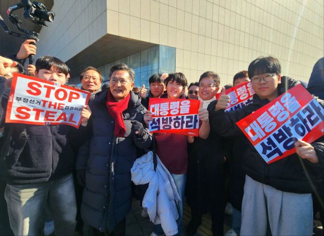 이철우 경북도지사가 윤석열 대통령 탄핵 반대 집회에 참석해 기념사진을 촬영하고 있다.