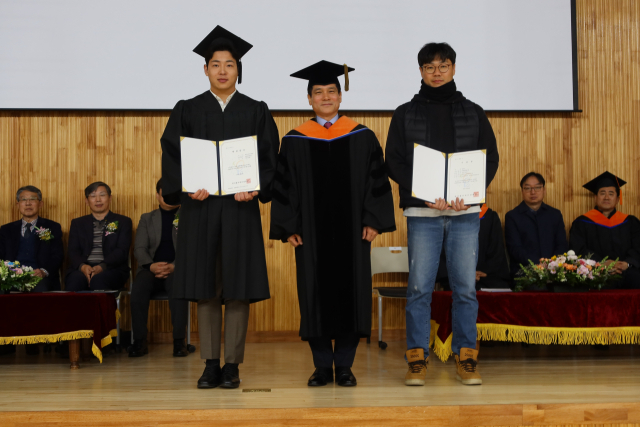 최재윤(가운데) 한국폴리텍대학 구미캠퍼스 학장이 2년제학위과정 졸업생 대표에게 학위증서와 수료증서를 전한 뒤 기념촬영을 하고 있다. 한국폴리텍대학 구미캠퍼스 제공