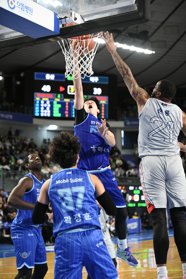 대구 한국가스공사 페가수스의 김준일이 9일 대구체육관에서 열린 2024-2025 KBL 5라운드 울산 현대모비스 피버스와의 경기에 출전해 골밑슛을 시도하고 있다. KBL 제공