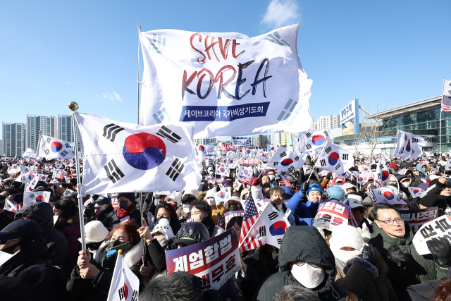 8일 오후 동대구역 광장에서 개신교 단체 세이브코리아가 국가비상기도회를 열고 윤석열 대통령 탄핵 반대와 석방을 촉구하고 있다. 연합뉴스