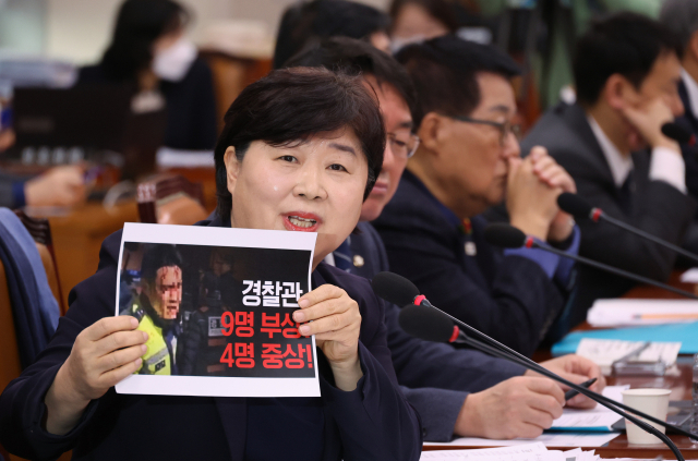 지난달 20일 윤석열 대통령 지지 시위대의 서울서부지법 청사 불법 진입 및 난동 사태와 관련한 긴급 현안질의가 열린 국회 법제사법위원회 전체회의서 더불어민주당 서영교 의원이 질의하며 경찰관 부상 사진을 보여주고 있다. 연합뉴스