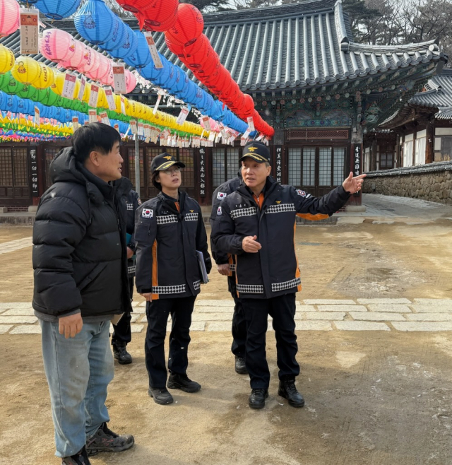 대구동부소방서(서장 심춘섭)은 10일 정월대보름 대비 지역 내 전통사찰 동화사를 방문해 안전관리 화재예방컨설팅을 시행했다. 동부소방서 제공