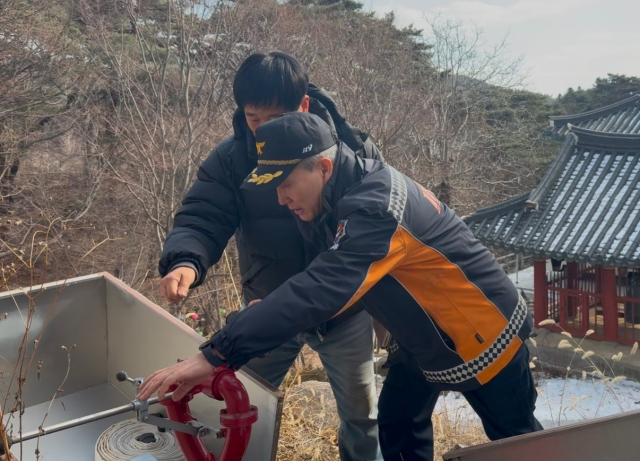 대구동부소방서(서장 심춘섭)은 10일 정월대보름 대비 지역 내 전통사찰 동화사를 방문해 안전관리 화재예방컨설팅을 시행했다. 동부소방서 제공