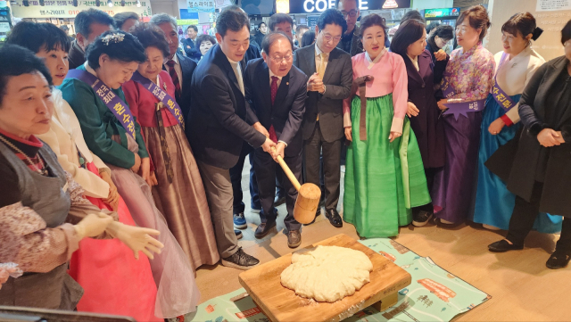 지난해 2월 23일 대구 중구에 있는 서문시장에서 떡메치기 행사가 열리고 있다. 서문시장상인연합회 제공