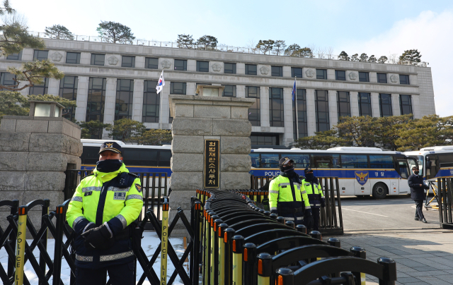 최상목 대통령 권한대행의 마은혁 헌법재판관 후보 불임명 관련 권한쟁의심판 두번째 변론이 열린 10일 서울 종로구 헌법재판소 건물 주위로 경찰들이 경계 근무를 서고 있다. 연합뉴스