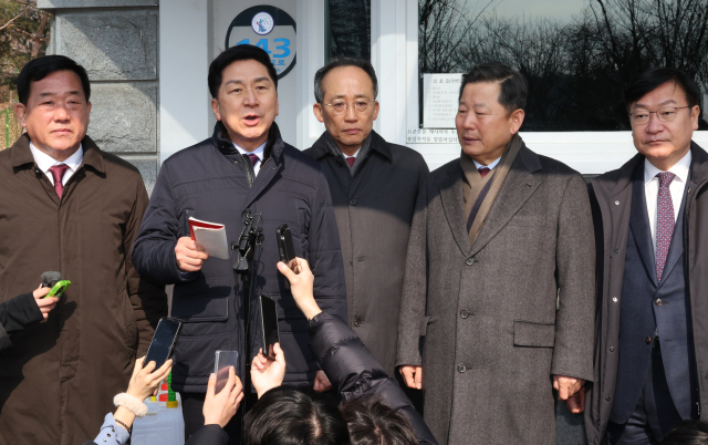 10일 경기도 의왕시 서울구치소 앞에서 국민의힘 의원들이 윤석열 대통령 면회를 마친 뒤 보도진 질문에 답하고 있다. 왼쪽부터 박성민 의원, 김기현 전 대표, 추경호 전 원내대표, 이철규, 정점식 의원. 연합뉴스