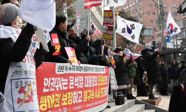 국가인권위원회 제2차 전원위원회가 열린 10일 서울 중구 국가인권위원회 앞에서 윤석열 대통령 지지자들이 