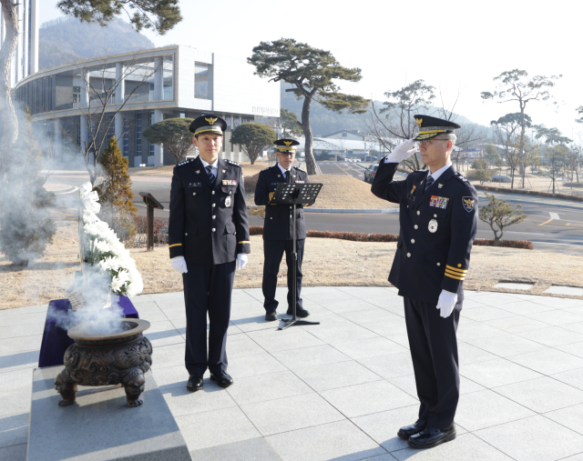 오부명 신임 경북경찰청 호국경찰 추모공원 참배. 경북경찰청 제공.