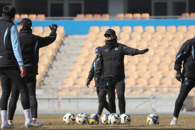 11일 대구스타디움에서 열린 공개훈련에서 선수들에게 지시하는 박창현 감독의 모습. 대구FC 제공