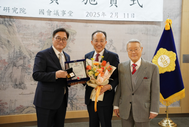 추경호 의원(가운데)이 우원식 국회의장(왼쪽)과 라종일 백봉정치문화연구원 이사장(오른쪽)으로부터 제26회 백봉신사상을 받고 있다.