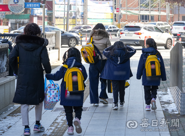 대전의 한 초등학교에서 교사가 1학년 어린이를 살해하는 사건이 벌어져 교육계와 학부모들이 충격에 빠진 가운데, 11일 대구의 한 초등학교 인근에서 저학년 학생들이 학부모와 함께 하교하고 있다. 안성완 기자 asw0727@imaeil.com