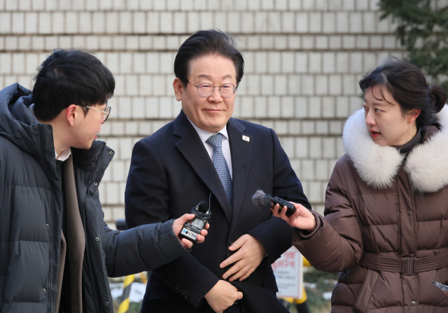 이재명 더불어민주당 대표가 지난 5일 서울 서초구 서울고등법원에서 열린 공직선거법 위반 사건 2심 속행공판에 출석하고 있다. 연합뉴스