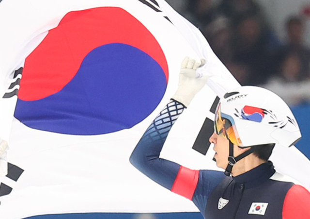 11일 중국 하얼빈 헤이룽장 빙상훈련센터 스피드스케이팅 오벌에서 열린 하얼빈 동계아시안게임 스피드스케이팅 남자 팀추월에 정재원·박상언과 함께 출전한 이승훈이 경기를 마친 뒤 태극기를 들고 경기장을 돌고 있다. 이승훈은 이날 획득한 은메달로 9번째 동계AG 메달을 손에 쥐며 김동성을 제치고 한국 선수 역대 동계AG 최다 메달리스트에 등극했다. 연합뉴스