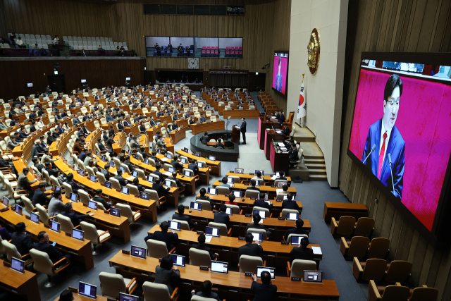 국민의힘 권성동 원내대표가 11일 서울 여의도 국회에서 열린 본회의에서 교섭단체 대표 연설을 하고 있다. 연합뉴스