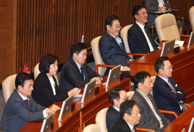 더불어민주당 이재명대표가 11일 서울 여의도 국회에서 열린 본회의에서 국민의힘 권성동 원내대표의 교섭단체 대표 연설을 듣고 있다. 연합뉴스